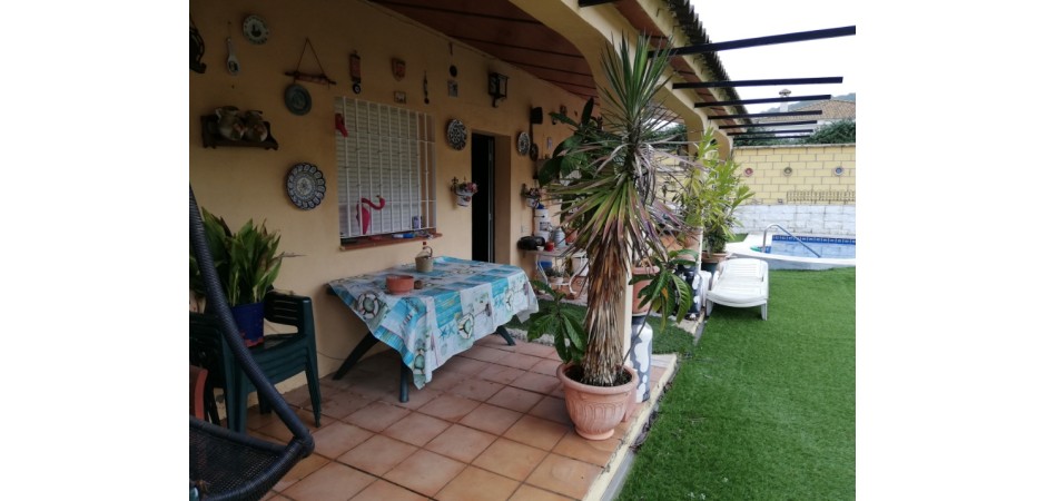 Casa rural con piscina jardin dos porches wifi chimenea parkin gran salon aire acondicionado etc en un lugar unico rodeado de pinos y a 15 minutos del centro de la ciudad todo para disfrutar de cordoba ciudad con 4 patrimonios 