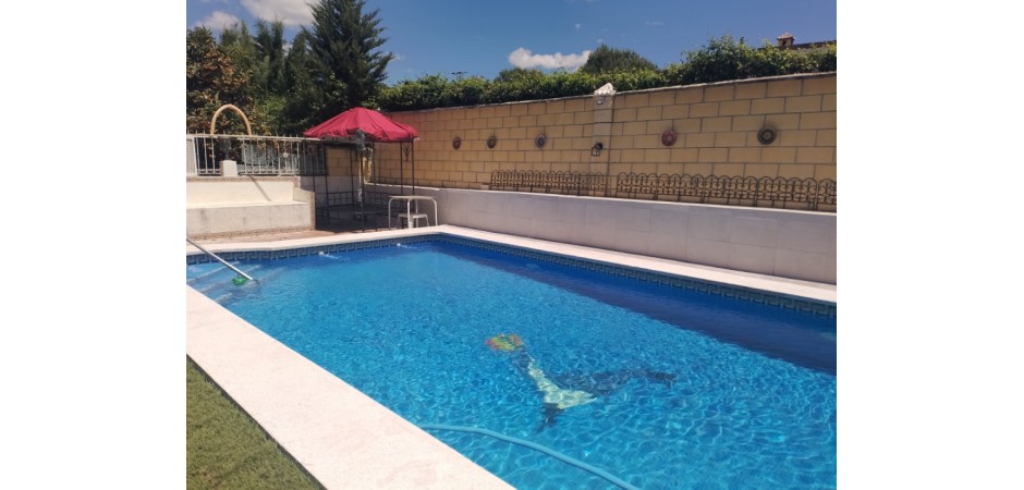 Casa rural con piscina jardin dos porches wifi chimenea parkin gran salon aire acondicionado etc en un lugar unico rodeado de pinos y a 15 minutos del centro de la ciudad todo para disfrutar de cordoba ciudad con 4 patrimonios 