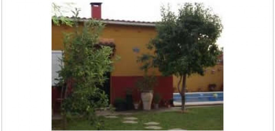 Casa de dos plantas con jardin, bod...