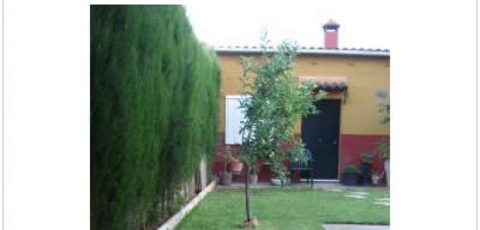 Casa de dos plantas con jardin, bod...