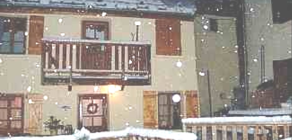 3 bedroom chalet free WiFi smart flat screen TV all ensuites in bedrooms 