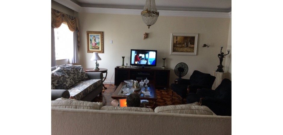 Lindo e amplo apartamento em Copacabana duas quadras da praia!