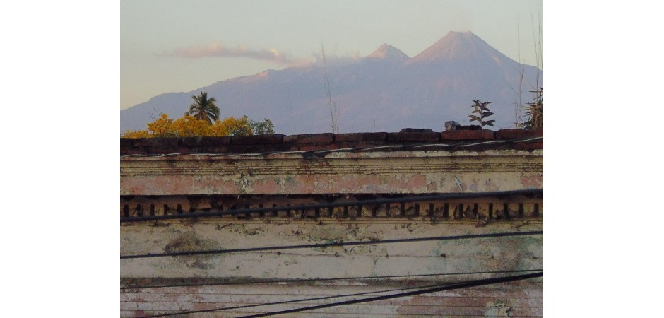 Conoce una ciudad con un volcán activo a 45 minutos de la playa y en un entorno de vegetación exuberante.