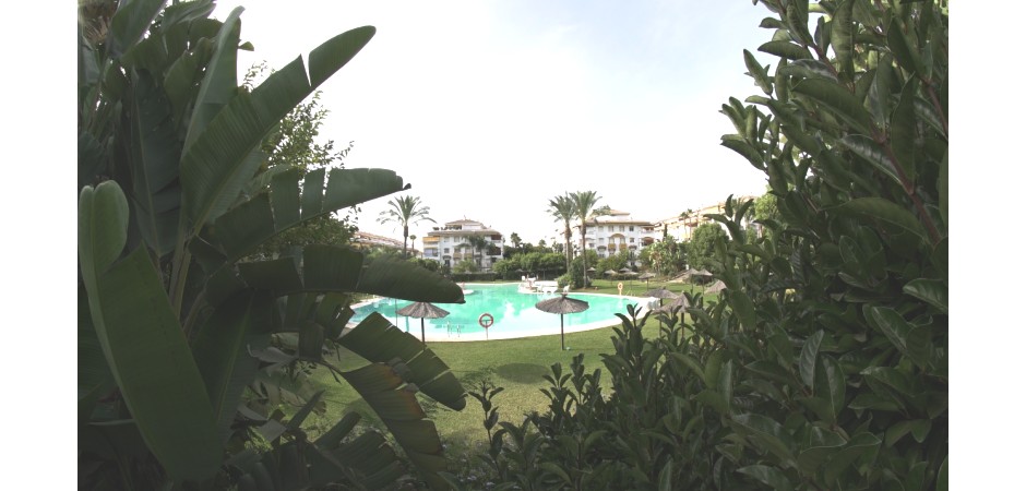 APARTAMENTO CON JARDIN PRIVADO EN URBANIZACIÓN DE PUERTO BANUS - MARBELLA