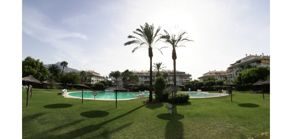 APARTAMENTO CON JARDIN PRIVADO EN URBANIZACIÓN DE PUERTO BANUS - MARBELLA