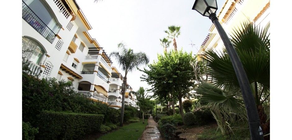 APARTAMENTO CON JARDIN PRIVADO EN URBANIZACIÓN DE PUERTO BANUS - MARBELLA