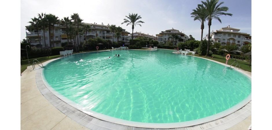 APARTAMENTO CON JARDIN PRIVADO EN URBANIZACIÓN DE PUERTO BANUS - MARBELLA