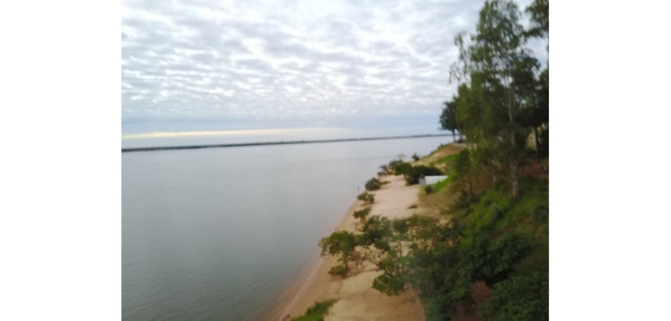 Casa sobre Rio Parana, zona agreste.