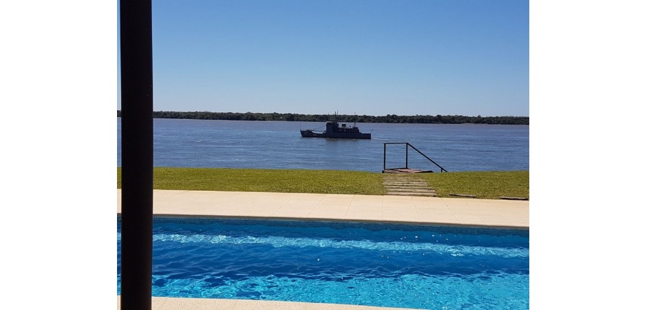 Casa sobre Rio Parana, zona agreste.