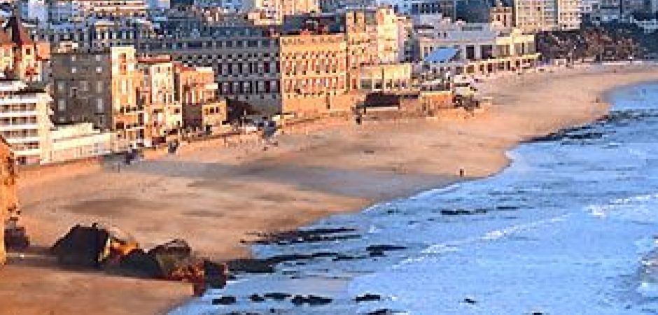 Notre villa se trouve à Biarritz au fond d'une impasse protégée par les arbres