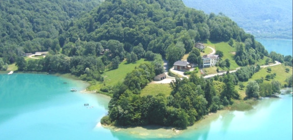 Ancien hôtel au bord du lac d'Aiguebelette entre Lyon, Chambery, Turin et Genève.