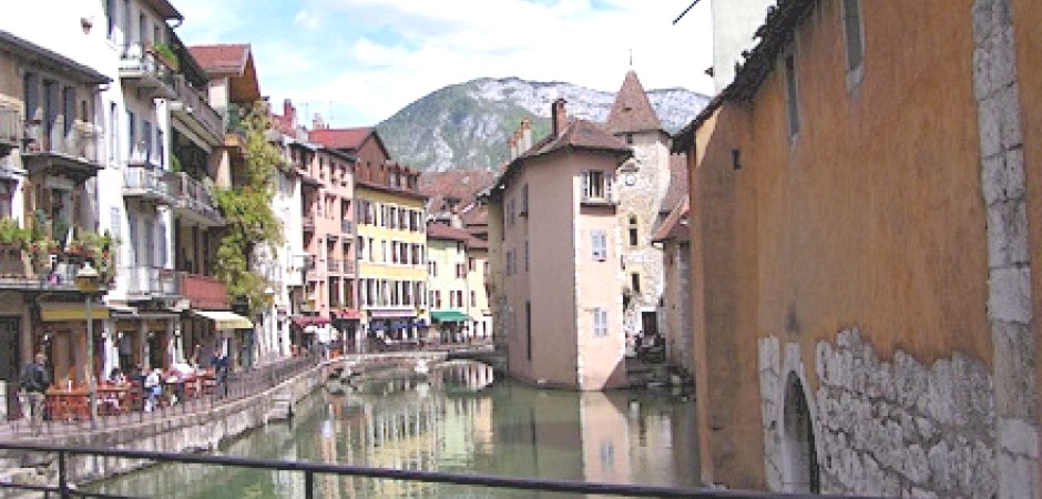 Ancien hôtel au bord du lac d'Aiguebelette entre Lyon, Chambery, Turin et Genève.