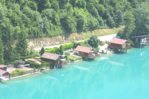 Ancien hôtel au bord du lac d'Aiguebelette entre Lyon, Chambery, Turin et Genève.