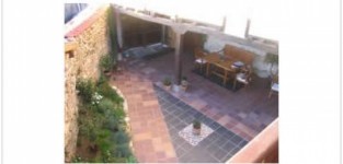 Casa de piedra con balconada, porch...