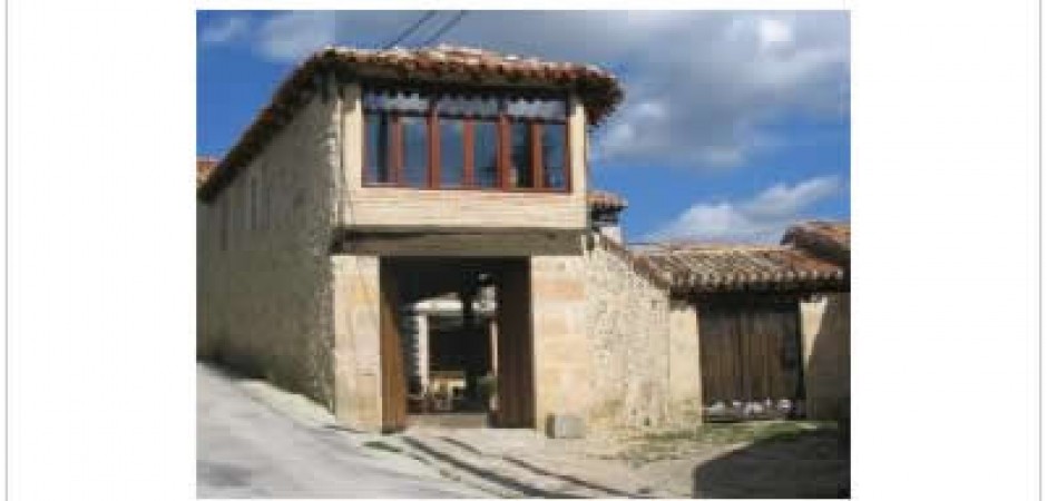 Casa de piedra con balconada, porch...