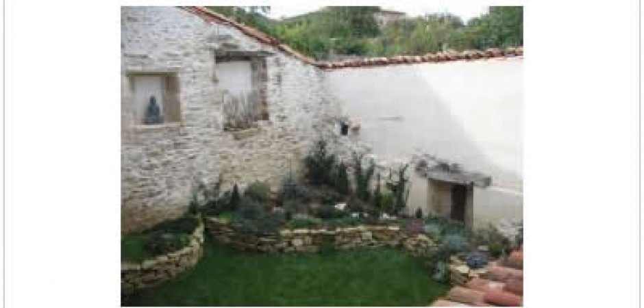 Casa de piedra con balconada, porch...