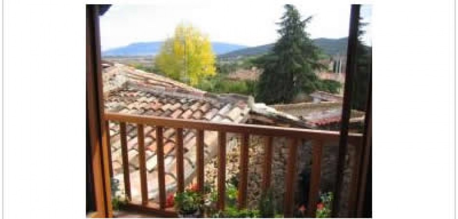 Casa de piedra con balconada, porch...