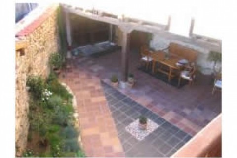 Casa de piedra con balconada, porch...