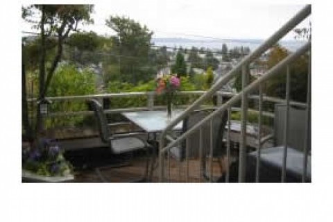 Lovely home located above Alki beac...