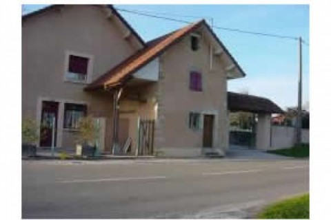 Maison dans petit village du jura a...