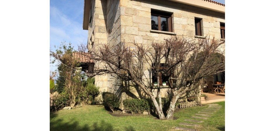 CASA DE ESTILO RÚSTICO CON PISCINA EN BAREDO