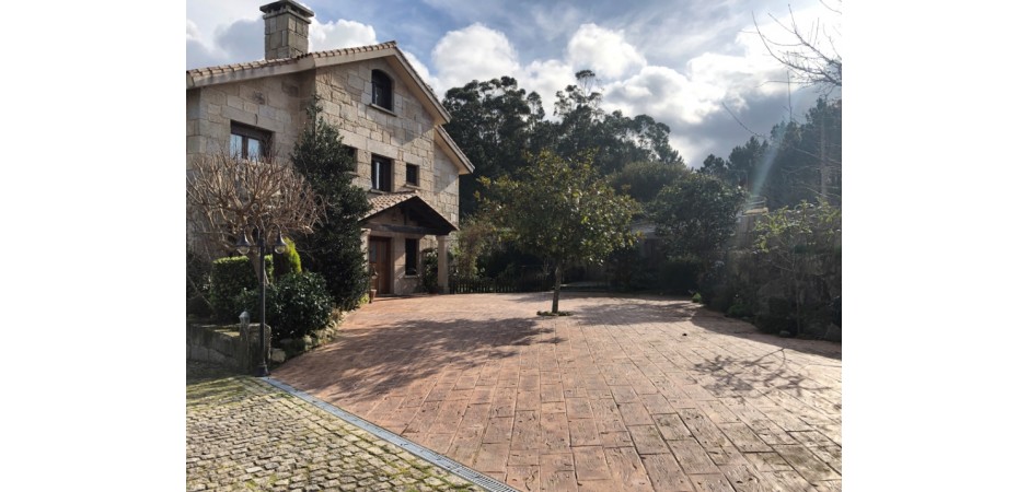 CASA DE ESTILO RÚSTICO CON PISCINA EN BAREDO