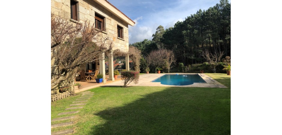 CASA DE ESTILO RÚSTICO CON PISCINA EN BAREDO