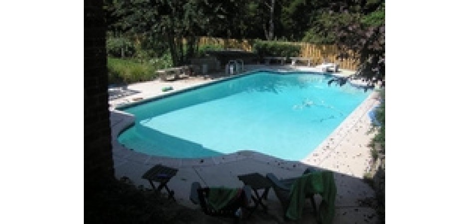 Warm 4 bed home w/ heated pool and hottub minutes from Washington DC