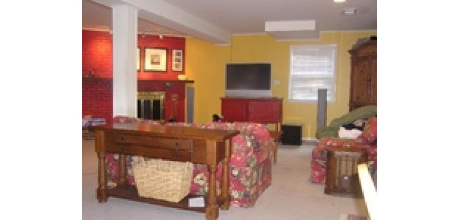 Warm 4 bed home w/ heated pool and hottub minutes from Washington DC