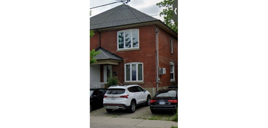 Toronto house by the lake