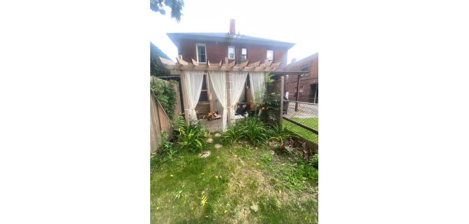 Toronto house by the lake