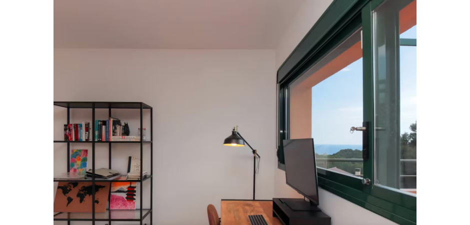 Peaceful and sunny Tamarit home 10mins to beach and forest