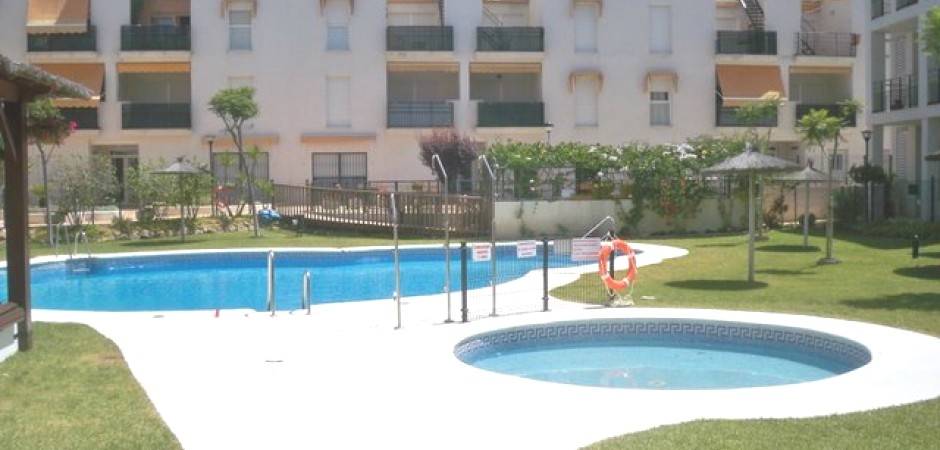 ATICO CON SOLARIUM JUNTO AL MAR EN RESORT DE LUJO EN LA COSTA DE LA LUZ.