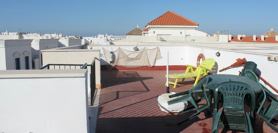 ATICO CON SOLARIUM JUNTO AL MAR EN RESORT DE LUJO EN LA COSTA DE LA LUZ.