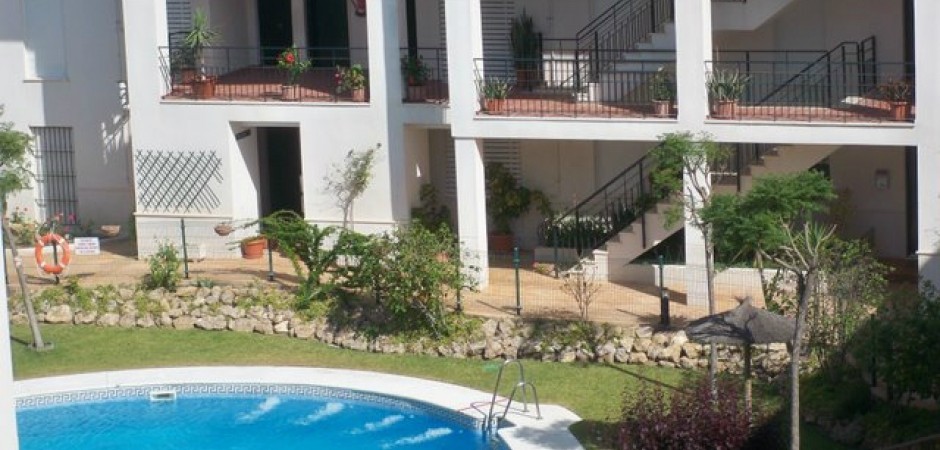 ATICO CON SOLARIUM JUNTO AL MAR EN RESORT DE LUJO EN LA COSTA DE LA LUZ.