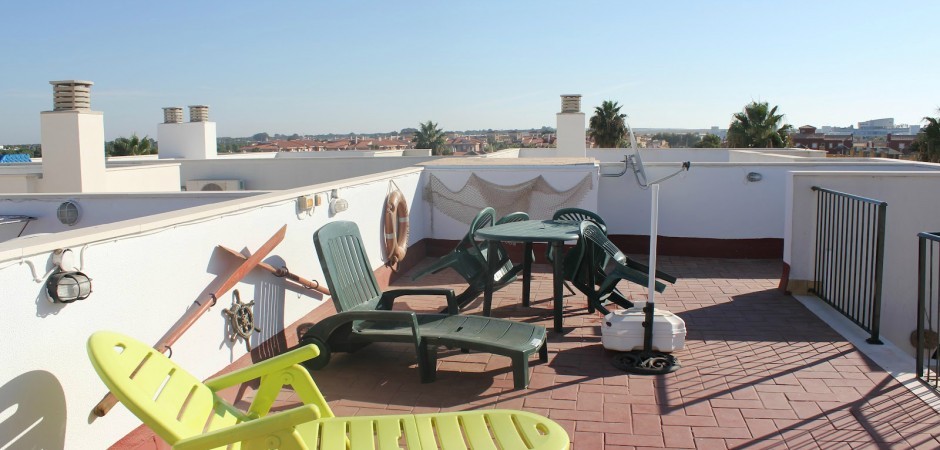 ATICO CON SOLARIUM JUNTO AL MAR EN RESORT DE LUJO EN LA COSTA DE LA LUZ.