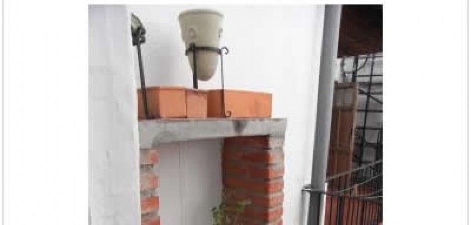 Es un fantástico loft con balcón ...