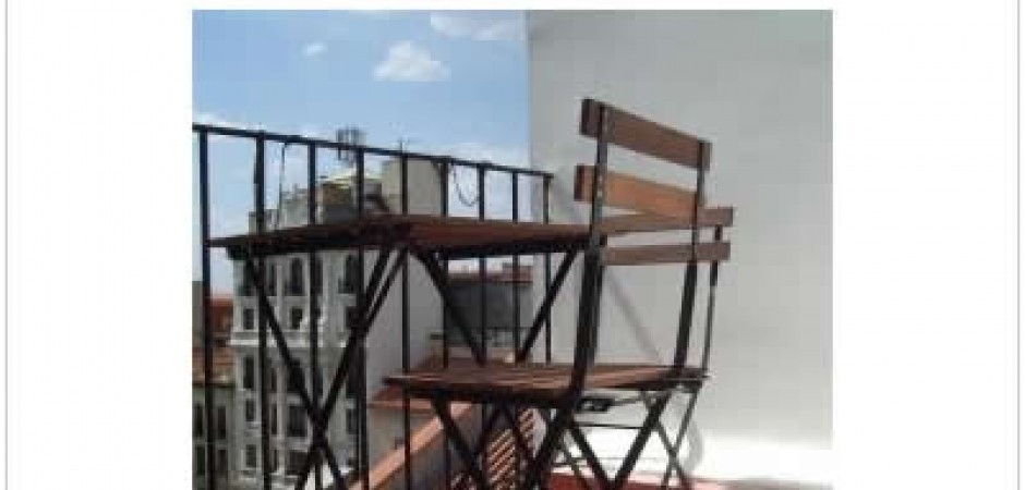 Es un fantástico loft con balcón ...