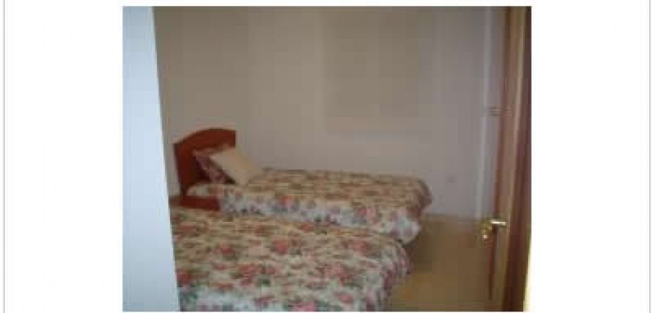 Apartamento bajo en esquina, con ac...