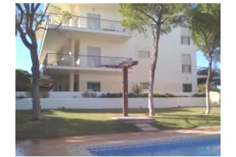 Situated near Praia da Falesia, gol...