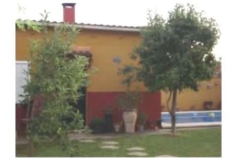 Casa de dos plantas con jardin, bod...