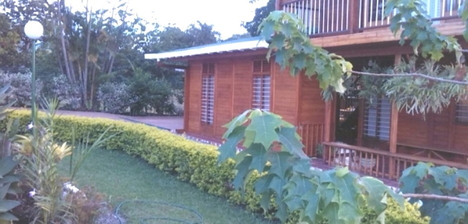 Chalet de madera natural con piscina, jacuzzi y amplios jardines.