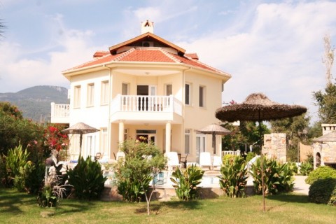 Luxury 6 bedroom villa private pool gardens sat tv wifi and private bar 