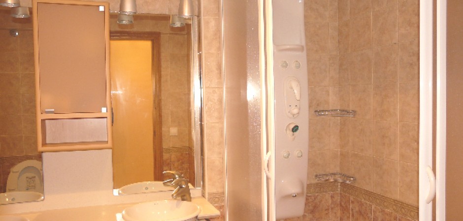 Apartamento en la playa con piscina, gimnasio, jacuzzi, paddel, piscina cubierta...