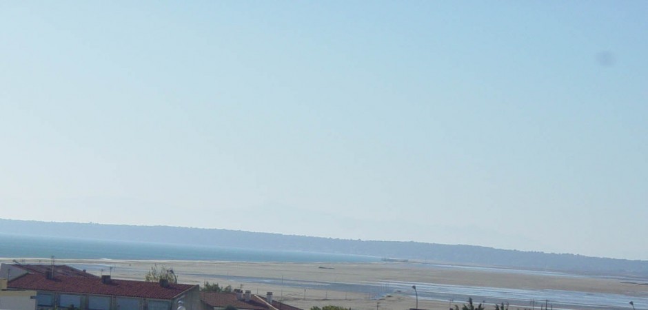 Appartement vue mer et collines, 100 m de la plage à pied, lumineux et calme