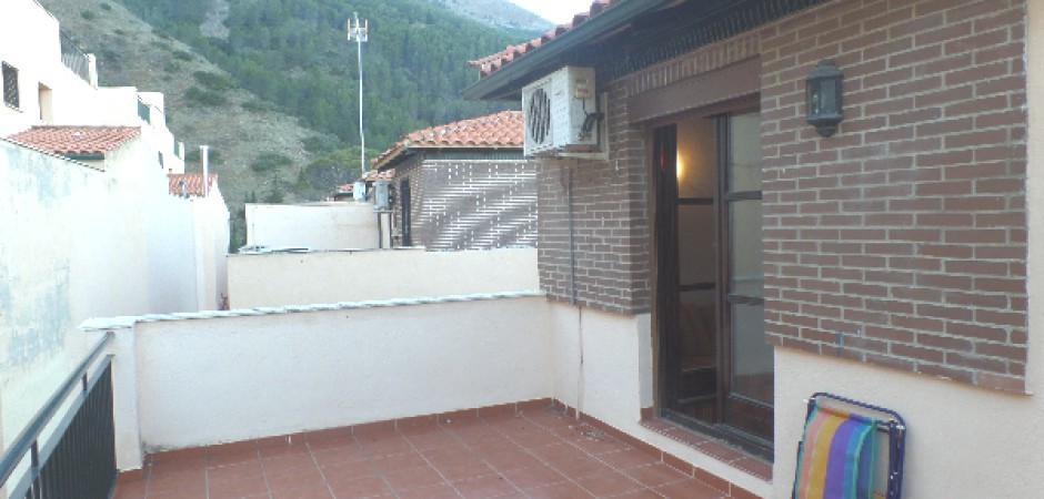 Chalet adosado en urbanización privada. 