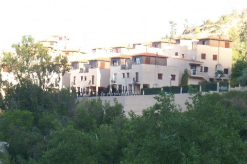 Chalet adosado en urbanización privada. 