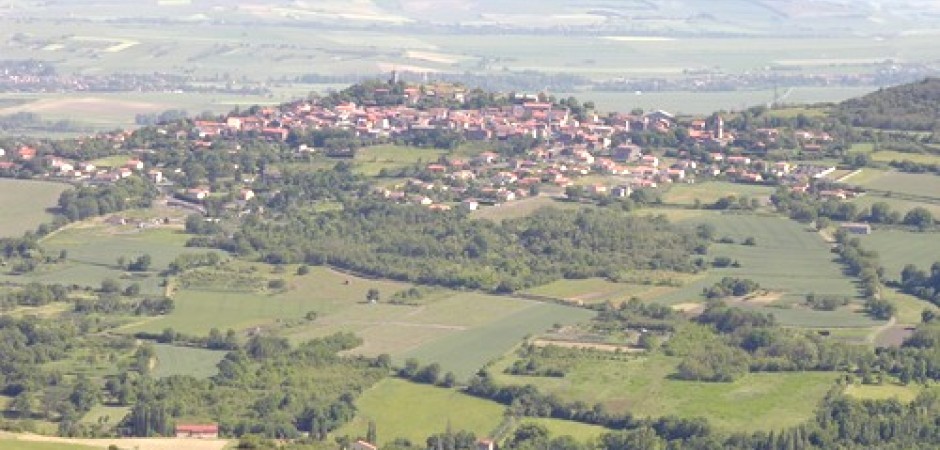 Maison dans village auvergnat