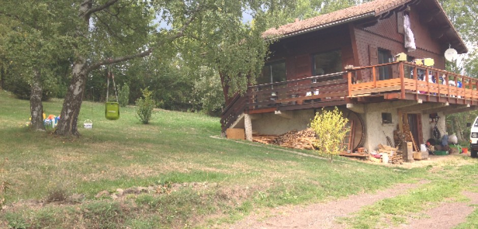 Lumière et nature dans un chalet douillet