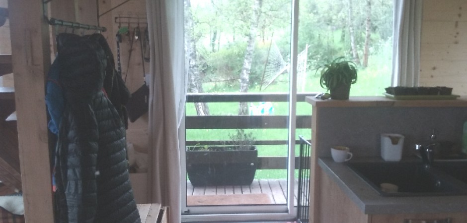 Lumière et nature dans un chalet douillet